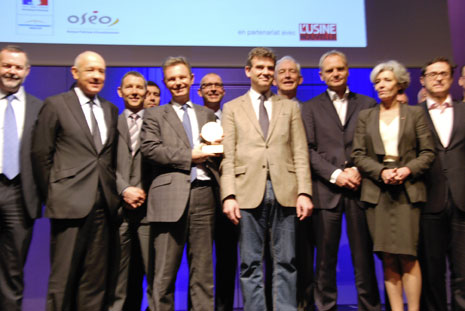Au centre, Antoine Maguin, DG de TLD, lauréat du Prix Innovation Industrielle